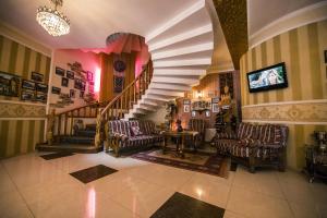 TV a/nebo společenská místnost v ubytování David Hotel - Ethno style