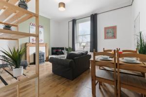 een woonkamer met een bank en een tafel bij Convenient 2-Bed Apartment - Ideal for Contractors & Working Away, Free Parking, Pet Friendly, Netflix in Sheffield