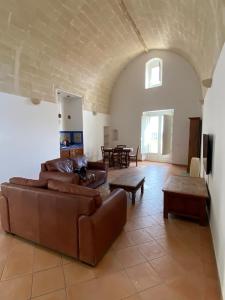 een woonkamer met een bank en een tafel bij La Luna nei Sassi in Matera