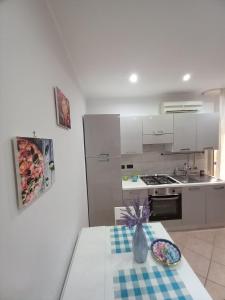 A kitchen or kitchenette at San Ciro's apartment