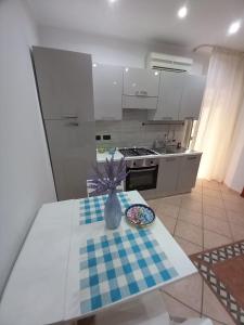 A kitchen or kitchenette at San Ciro's apartment