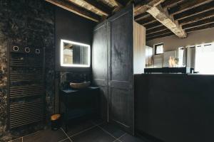 Vannituba majutusasutuses Le Duplex de l'Etoile home cinéma jacuzzi et sauna privatif +20 fotot