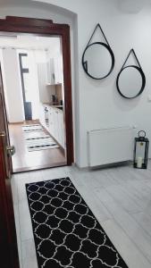 Zimmer mit einer Tür und einem schwarz-weißen Teppich in der Unterkunft An der Neiße in Görlitz