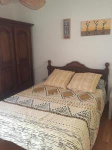 um quarto com uma cama com uma cabeceira de madeira em Vista Alegre em Zarautz