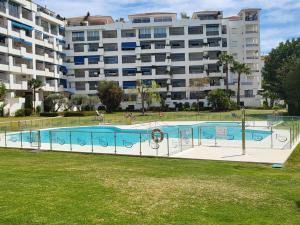 una piscina frente a un gran edificio en Luxurious apartment in Puerto Banus Marbella, en Marbella