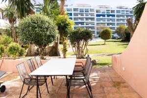 una mesa y sillas en un patio con un edificio en Luxurious apartment in Puerto Banus Marbella, en Marbella