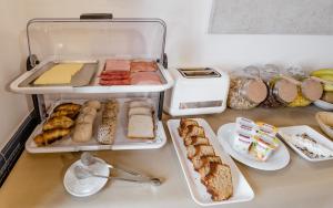 Comida na casa de hóspedes ou em algum lugar perto