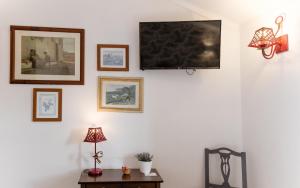 Uma TV ou centro de entretenimento em Casa de S. Thiago de Obidos