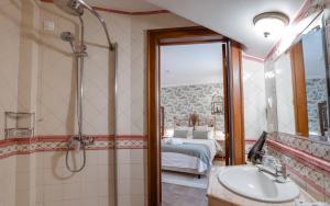 Um banheiro em Casa de S. Thiago de Obidos mais 28 fotos
