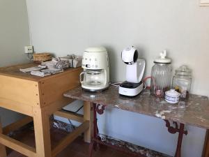 eine Theke mit einer Kaffeemaschine auf dem Tisch in der Unterkunft Les colombages in Dinant
