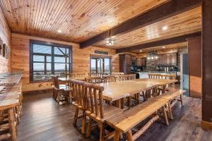 una grande sala da pranzo con un grande tavolo in legno di Chateau on the Cove a Branson