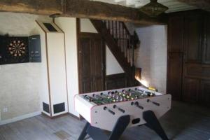 ein Zimmer mit einem Tisch und Spielzeug darüber in der Unterkunft L'Etoile de Forges in Longmesnil