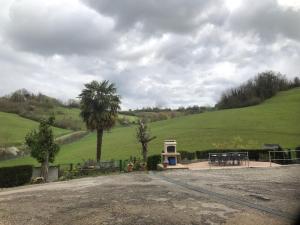 um parque com uma palmeira num campo verde em Lascanals em Carla-Bayle