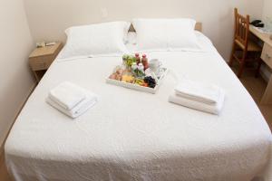 a tray of fruit sitting on top of a bed at Pousada Bom Pastor in Caxias do Sul