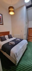 um quarto com uma cama grande num quarto em The Stables at The George Of Wilby em Wellingborough