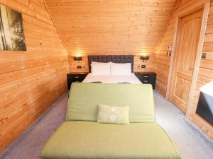 a bedroom with a bed and a couch in a room at iLodge Ultra in Louth