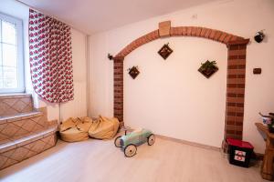 a room with a toy car in the corner of a room at Willa Mewa in Zakopane