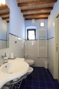 Ett badrum på Palazzo Mari