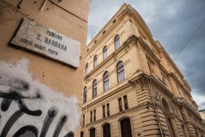 un edificio con un cartel en el costado en Pendino Luxury Rooms en Nápoles