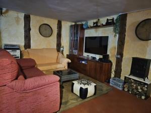 TV a/nebo společenská místnost v ubytování casa rural valderaduey