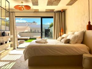 een slaapkamer met een groot bed en een balkon bij Love in L'Isle/Sorgue L'Aurore in LʼIsle-sur-la-Sorgue