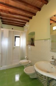 bagno con 2 servizi igienici e lavandino di Palazzo Mari a San Gimignano