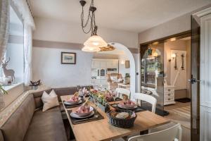 a living room with a table and a couch at Haus Sonnenhang Wohnung 1 in Stiefenhofen