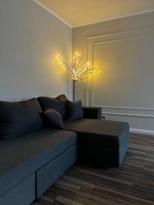 sala de estar con sofá y lámpara de araña en Апартаменти на виставці en Khmelʼnytsʼkyy