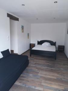 een slaapkamer met 2 bedden en een houten vloer bij MAISON A 10MIN DU ZOO DE BEAUVAL in Noyers-sur-Cher