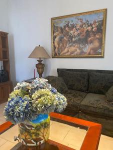 ein Wohnzimmer mit einer Blumenvase auf dem Tisch in der Unterkunft Casa en la naturaleza, Colima in Cuauhtémoc