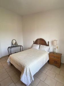 - une chambre avec un lit et une table avec un miroir dans l'établissement Casa en la naturaleza, Colima, à Cuauhtémoc
