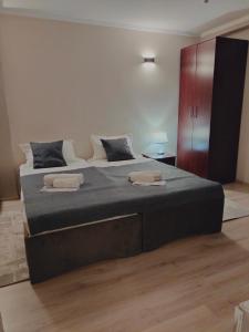 سرير أو أسرّة في غرفة في Phorto Bella