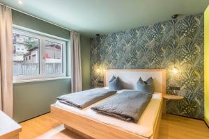 um quarto com uma cama e um mural de parede em Luisalle Top 1 em Auffach