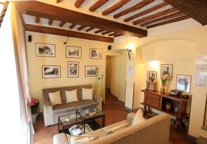 un soggiorno con divano e tavolo di Palazzo Mari a San Gimignano