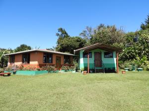 dom z ogródkiem przed nim w obiekcie Campo Azul #2 - Monteverde w mieście Monteverde