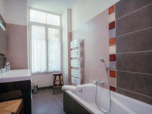 Kúpeľňa v ubytovaní Appartement 4 étoiles au cœur de Chamonix, 3 chambres, proche musée Alpin, parking, WiFi inclus - FR-1-343-186 + 12 fotografií