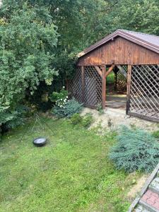einen Garten mit einem schwarzen Frisbee im Gras in der Unterkunft Urokliwy dom w Nowym Sączu in Nowy Sącz