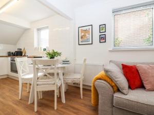un salon avec une table, des chaises et un canapé dans l'établissement Lilyrose Cottage, à Pevensey 33 autres photos