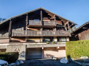 apartamentowiec z balkonem i werandą w obiekcie Appartement cosy avec balcon et WiFi à Chamonix - FR-1-343-203 w Chamonix-Mont-Blanc