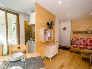 Zdjęcie z galerii obiektu Appartement 4 pers. avec balcon face à l'Aiguille du Midi, Chamonix, parking & services inclus - FR-1-343-210 w Chamonix-Mont-Blanc +10 zdjęć