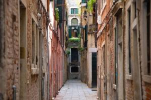 un vicolo tra due edifici in un centro storico di Casa del Carro 1 Grand Master Apartment a Venezia