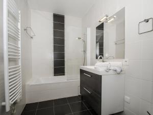 Kúpeľňa v ubytovaní Appartement central à Chamonix avec WiFi et animaux acceptés - FR-1-343-216