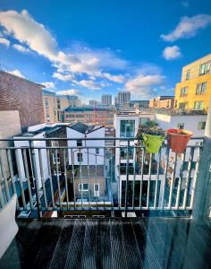 Un balcon sau o terasă la Zen life with Urban Views - E8 Chic