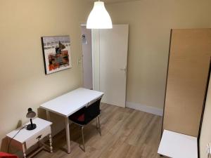 ムルシアにあるAPARTAMENTO TORRETAの小さなお部屋で、デスク、鏡が備わります。 +9枚の写真