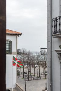 una bandera ondeando frente a un edificio en Gamarra - baskeyrentals, en Lekeitio