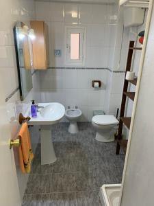 ムルシアにあるAPARTAMENTO TORRETAの洗面台とトイレ付きのバスルーム