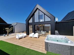 Basen w obiekcie LES PORTSALLAISES piscine ou spa à 300m de la plage lub w pobliżu