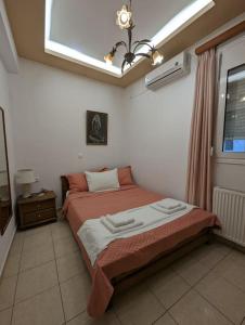 1 dormitorio con 1 cama en una habitación con ventana en Kouriton apartment is an ideal place to relax, en Gouves