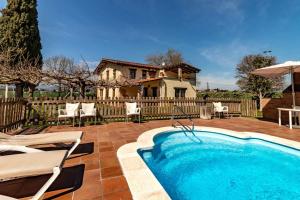 - une piscine en face d'une maison dans l'établissement Can Salvà Casa rural en magnífico entorno natural, à Gérone