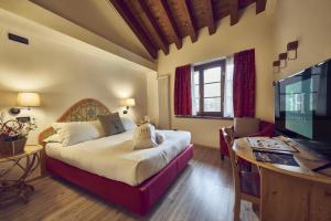 TV a/nebo společenská místnost v ubytování iH Hotels Courmayeur Mont Blanc